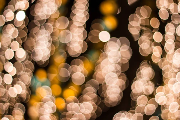Bokeh Decoratieve Buiten String Lights Opknoping Boom Tuin Bij Nachttijd — Stockfoto