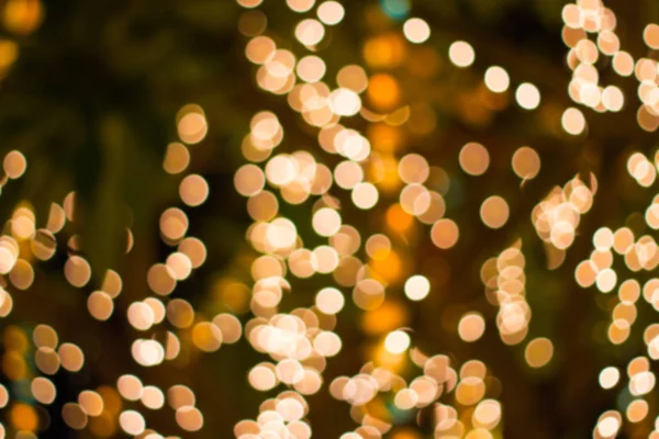 Bokeh 시간에는 정원에서 나무에 매달려 문자열 크리스마스 받으세요 — 스톡 사진