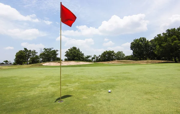 ゴルフ場の美しいゴルフコースの赤旗 — ストック写真