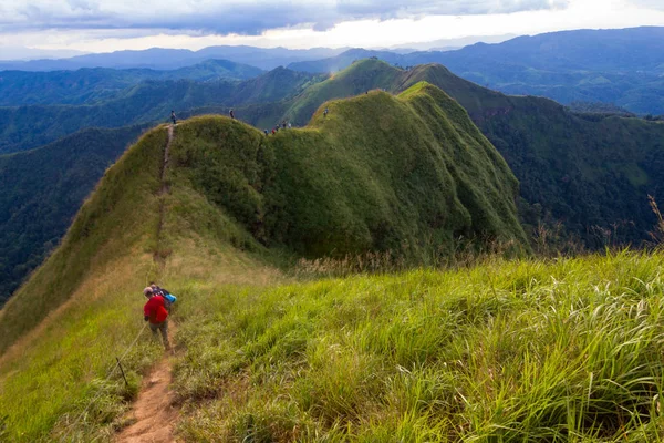 Khao Chang gitti - tanga Pha Phum Milli Park'ın en yüksek tepe Kanchanaburi Tayland - turistler doğal yollar yürüyor 