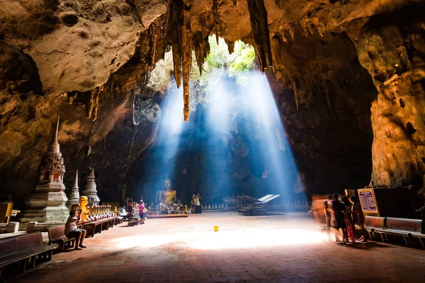 Khao Luang Phetchaburi, mağara güneş nüfuz üst make iç bile daha güzel. Tayland 
