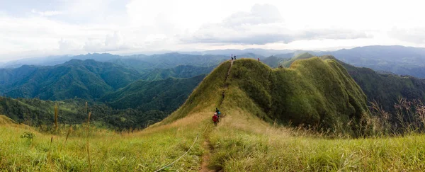 Khao Chang gitti - tanga Pha Phum Milli Park'ın en yüksek tepe Kanchanaburi Tayland - turistler doğal yollar yürüyor 