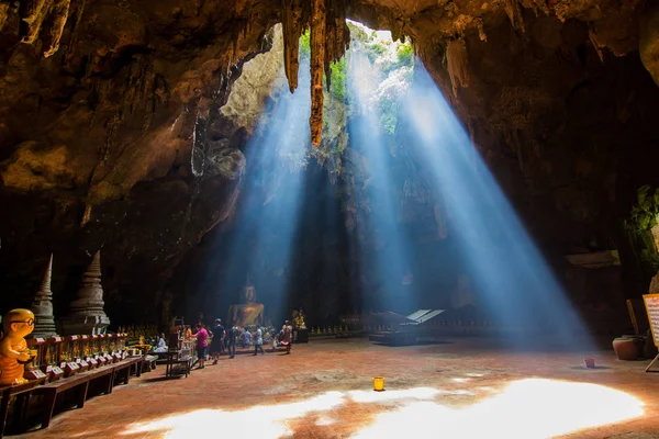 Khao Luang Phetchaburi, mağara güneş nüfuz üst make iç bile daha güzel. Tayland 
