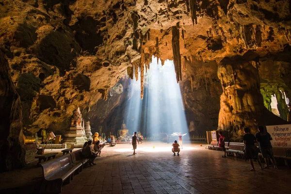 Khao Luang Cave Phetchaburi Sunshine Penetrates Top Make Even More — Stock Photo, Image