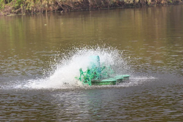 Atıksu arıtma tesisleri için Outdoor balık ya da Tayland Bangkok tarım karides, su sıçramasına hareket görüntü.