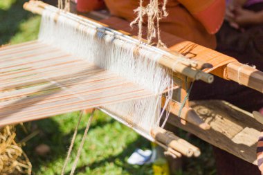 Ev dokuma tezgahı - dokuma tezgâhı ev yapımı ipek ya da Tekstil üretim Tayland için ayrıntı 