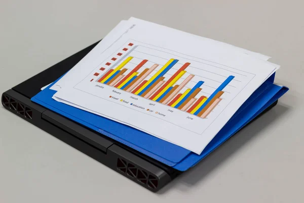 一张纸表和笔记本电脑为商务准备在会议室 概念商务办公费用 — 图库照片