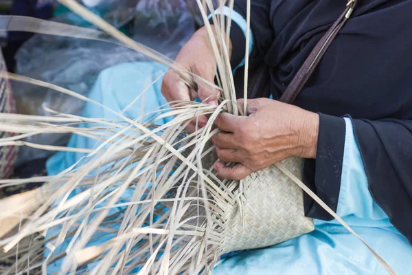 Imagen Movimiento Mano Mujer Sostiene Los Aldeanos Tomaron Rayas Bambú — Foto de Stock