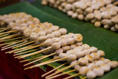 Izgara domuz topu, ev yapımı yerel geleneksel Tay tarzında sokak gıda pazarında.