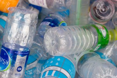 Bangkok Tayland: - 19 Mayıs 2018:-plastik atık geri dönüşüm geri dönüştürülmüş olacak birçok plastik şişe şişe, boş geri dönüşüm kavramı kullanılan plastik şişe 