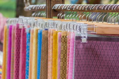 Tay geleneği Tay ipek - el yapımı dokuma kumaşlar ile Tayland Kültür için Tay ipek Tekstil geleneksel Tayland dükkanında.