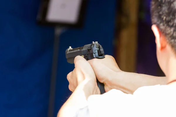 Han Homme Tenir Pistolet Prêt Tirer Séance Entraînement Tir Dans — Photo