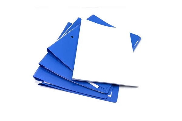 青いファイル フォルダーです 契約と紙の保存 分離の白い背景を持つ — ストック写真