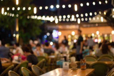 Bir restorandaki gece festivalinin soyut bulanık görüntüsü ve atmosfer, arka plan olarak Bokeh ile mutlu ve rahatlatıcı.