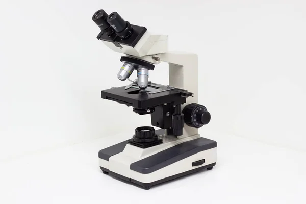 Microscopio Laboratorio Tavolo Biancoutensile Tubo Vetro — Foto Stock