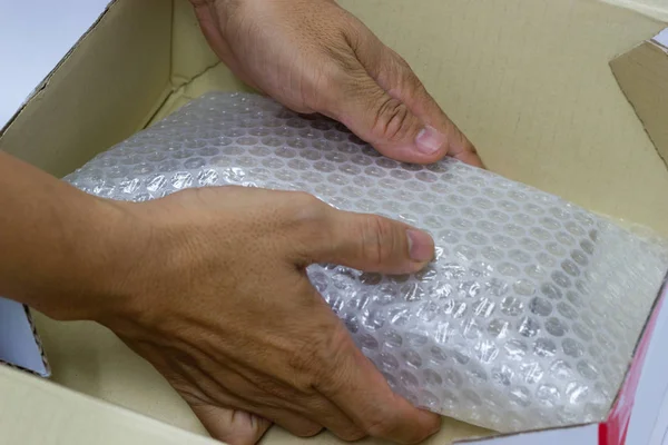 Homem Mãos Bolha Wrap Para Produtos Proteção Rachado Seguro Durante — Fotografia de Stock