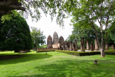Sukhothai A büyük Khmer stil tapınak Sukhothai içinde WAT Si Sawai (Sri Savaya). Sukhothai Historical Park büyük tapınakları. Sukhothai Tayland.