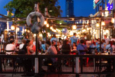 Bir restorandaki gece festivalinin soyut bulanık görüntüsü ve atmosfer, arka plan olarak Bokeh ile mutlu ve rahatlatıcı.