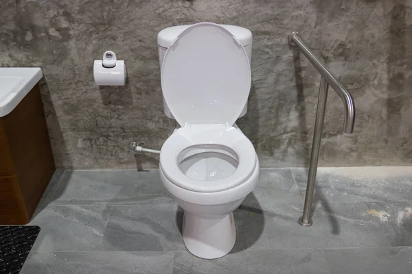 便器と滑りやすいハンドル 安全コンセプトのトイレ — ストック写真