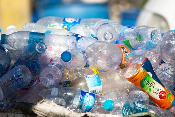 Bangkok Tayland: - 19 Mayıs 2018:-plastik atık geri dönüşüm geri dönüştürülmüş olacak birçok plastik şişe şişe, boş geri dönüşüm kavramı kullanılan plastik şişe 