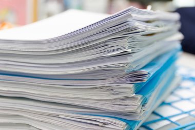 Dosya dizini ve iş raporları yığını bir iş ofisindeki masa üzerinde kağıt dosyası, iş ofisindeki kavram belgesi