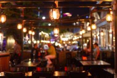 Bir restorandaki gece festivalinin soyut bulanık görüntüsü ve atmosfer, arka plan olarak Bokeh ile mutlu ve rahatlatıcı.