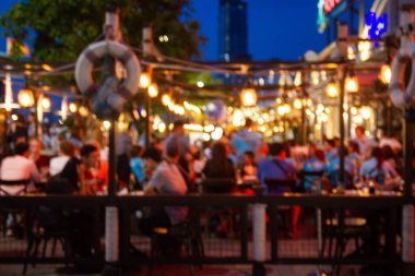 Bir restorandaki gece festivalinin soyut bulanık görüntüsü ve atmosfer, arka plan olarak Bokeh ile mutlu ve rahatlatıcı.