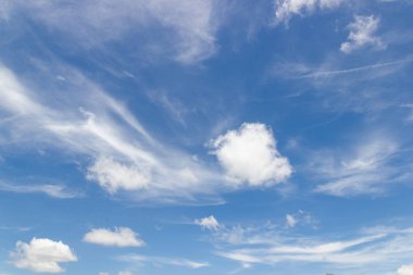  Bulutlu, şeffaf mavi gökyüzü ve atmosferik öğleden sonra.