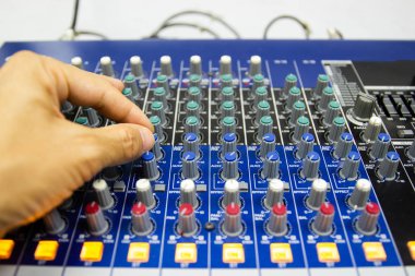 Erkekler ellerini büyük bir hi-fi sistem konsol kontrol edersiniz. Ses donanımları. Denetim Masası dijital stüdyo yakın çekim Mikser.