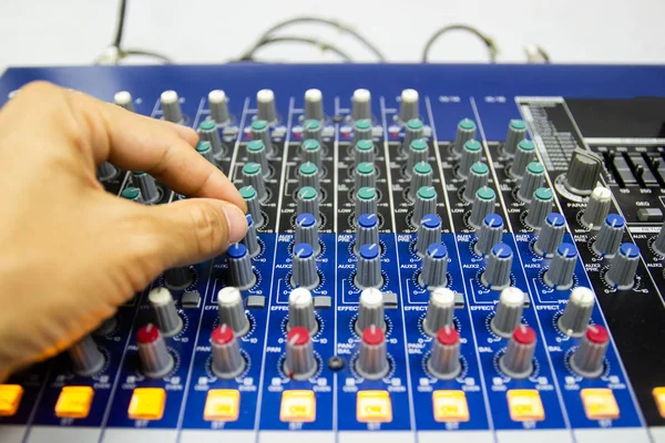 Erkekler ellerini büyük bir hi-fi sistem konsol kontrol edersiniz. Ses donanımları. Denetim Masası dijital stüdyo yakın çekim Mikser.