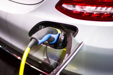 Aracın aküsünü şarj eden yeni otomotiv yenilikleri şarj edilen elektrikli arabanın güç kaynağı..