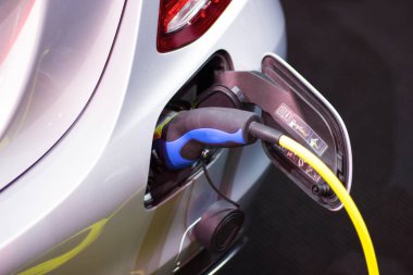 Aracın aküsünü şarj eden yeni otomotiv yenilikleri şarj edilen elektrikli arabanın güç kaynağı..