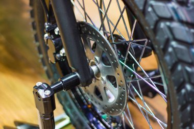 yakın çekim - tekerlek tekerlek teli ve bir motosiklet fren disk