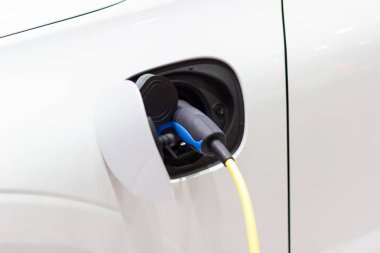 Aracın aküsünü şarj eden yeni otomotiv yenilikleri şarj edilen elektrikli arabanın güç kaynağı..