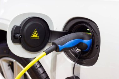 Aracın aküsünü şarj eden yeni otomotiv yenilikleri şarj edilen elektrikli arabanın güç kaynağı..