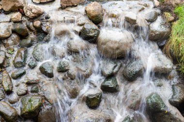 Şelale su kayaları Asya Tayland akıyor.