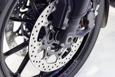 yakın çekim - tekerlek tekerlek teli ve bir motosiklet fren disk