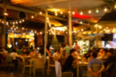 Bir restorandaki gece festivalinin soyut bulanık görüntüsü ve atmosfer, arka plan olarak Bokeh ile mutlu ve rahatlatıcı.