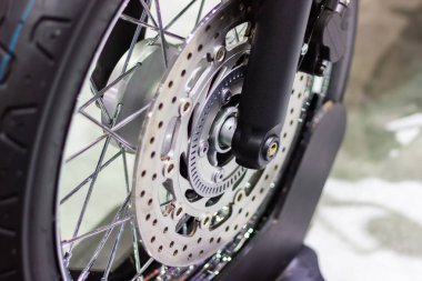 yakın çekim - tekerlek tekerlek teli ve bir motosiklet fren disk