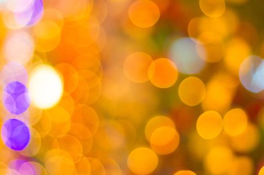 Bulanık - gece bahçedeki ağaçta asılı duran bokeh dekoratif ip ışıkları - dekoratif noel ışıkları - mutlu yıllar 