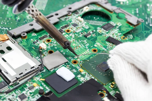 Technicus Elektronische Van Printplaat Van Computer Herstellen Door Soldering Irons — Stockfoto