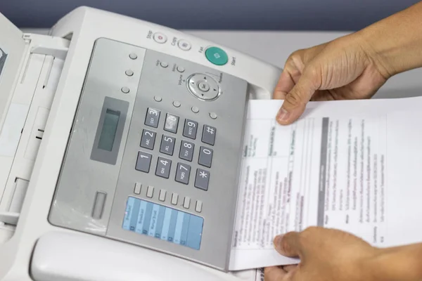 Hombre Mano Está Usando Fax Oficina Concepto Empresarial —  Fotos de Stock