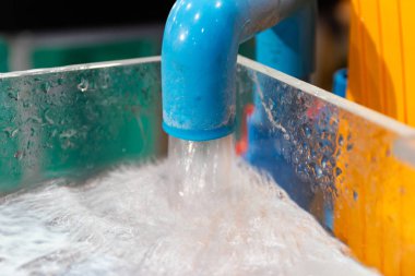 Yakın çekim su akar su tesisatı ile kavramı su tasarrufu