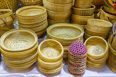 Yakın çekim topluluk ürünleri dokuma bir hasır sepet tarafından el yapımı, Tayland bir pazarda  