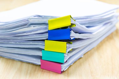 Renk ataş kağıtları belgeler Office ahşap masa üzerinde yığını ile 