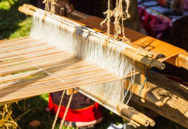 Ev dokuma tezgahı - dokuma tezgâhı ev yapımı ipek ya da Tekstil üretim Tayland için ayrıntı 