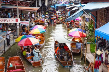 Damnoen Saduak yüzen Pazar, Tayland, Thailand: - 10 Ağustos 2018: - Bu Tayland kayan bir pazar olduğunu ve almak bir tekne yüzen Pazar Damnoen Saduak, Tayland sonra büyük bir tur var