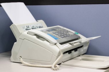 Ofis konsept ekipmanında gerekli belgeleri göndermek için faks makinesi.