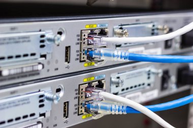 Ağ anahtarı rafa, ağ kabloları, Sfp modül bağlantı noktası Datacenter odasında kavramı iletişim teknolojisi