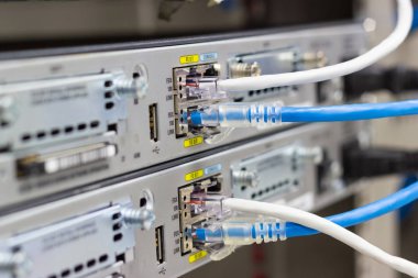 Ağ anahtarı rafa, ağ kabloları, Sfp modül bağlantı noktası Datacenter odasında kavramı iletişim teknolojisi